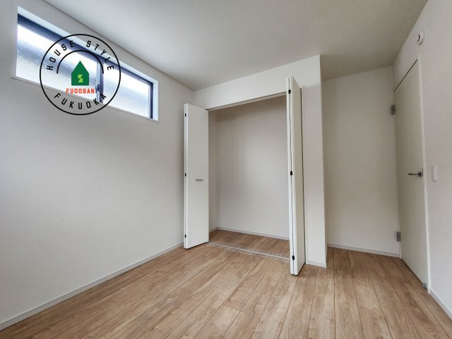 福岡市西区小戸3丁目第4-3棟(2号棟)の洋室|採光良好な洋室は全居室、複層ガラスの遮熱効果と断熱効果で、一年中快適に過ごせます。