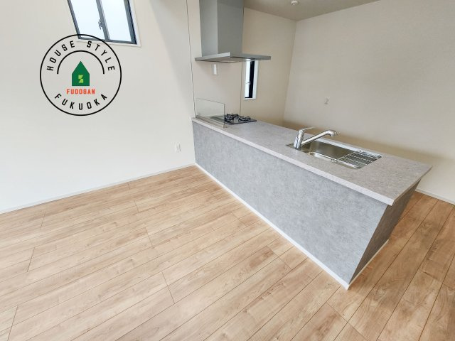 福岡市西区小戸3丁目第4-3棟(2号棟)のダイニング|キッチンから立ち込める香りが今日の料理を期待させます。