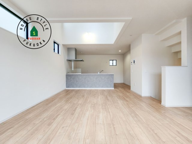 福岡市西区小戸3丁目第4-3棟(2号棟)の居間・リビング|キッチンからリビングをしっかり確認できます。家族の笑顔があふれる空間になりそうですね。