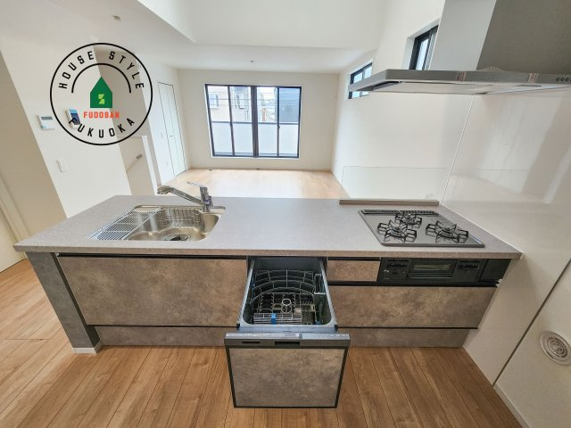 福岡市西区小戸3丁目第4-3棟(2号棟)のキッチン|ご家族を近くに感じられる対面キッチンのLDK。会話もはずみそうですね。