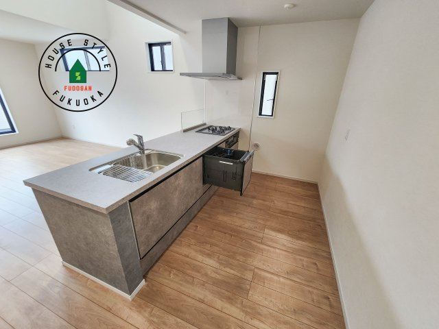 福岡市西区小戸3丁目第4-3棟(2号棟)のキッチン|ダイニングテーブルへの配膳がラクラク、お料理はかどるカウンター付きシステムキッチン！