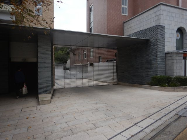 ブリスベージュ神宮前の駐車場