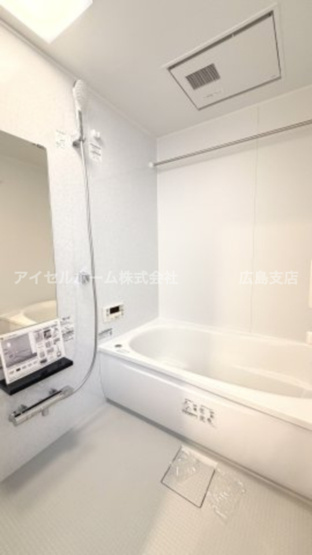 【浴室】 | 【新規リフォーム】サーパス南千田橋 | 煌びやかで美しい暖房乾燥機付きのバスルーム。雨の日に洗濯物と同時に浴室内を乾燥しカビの抑制と暖房機能で入浴前時のヒートショックを抑制します。奥行きは長く足を楽に延ばせます。