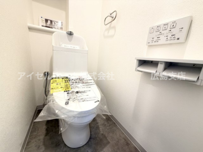 【トイレ】 | 【新規リフォーム】サーパス南千田橋 | 毎日使う場所だからこそ、シンプルで清潔感のある空間に仕上げました。洗練されたフチなし形状とトルネード洗浄で日頃のお手入れもラクラクです。