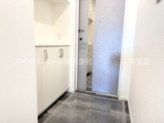 【玄関】 | 【新規リフォーム】サーパス南千田橋 | オフ・ホワイトで仕上げられた清潔感たっぷりの空間です。通常のマンションよりもやや広めの玄関です。