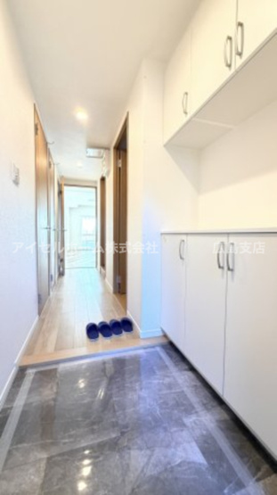 【玄関】 | 【新規リフォーム】サーパス南千田橋 | 玄関フロアを抜けドアノブに手をかける。そのドアの向こうにこだまするパートナーと子供たちの笑い声。幸せを運ぶ大切な時間がここから始まります。