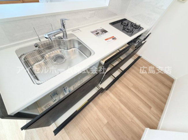 【キッチン】 | 【新規リフォーム】サーパス南千田橋 | たくさんの引き出しがあり、収納力は十分です！　シンクも調理スペースも広く、使いやすいキッチンです。3口ガスコンロで効率良く調理ができますね。食器洗い乾燥機はオプションで設置できます。