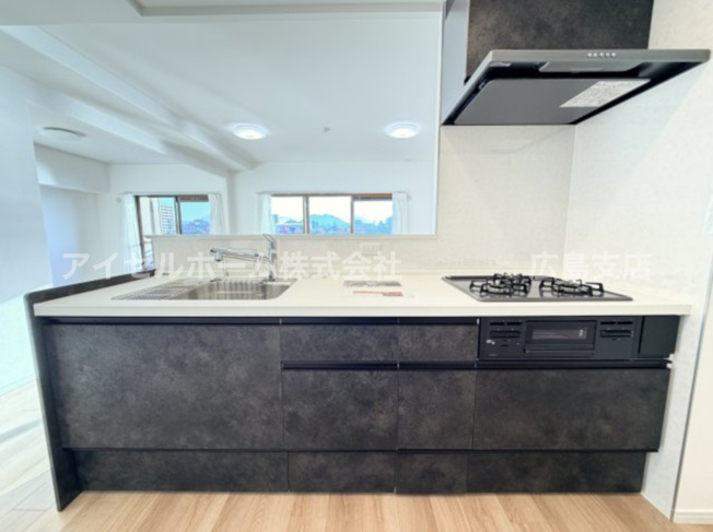 【キッチン】 | 【新規リフォーム】サーパス南千田橋 | 作業スペースを多くとったシステム対面型キッチン。とても調理がしやすく余裕の広さ。ご家族との会話も弾み、きっと今以上に家事が楽しくなるはずです。