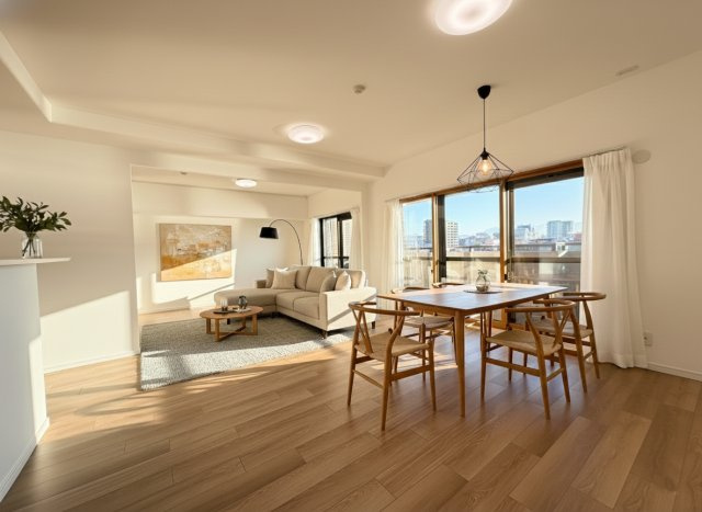 【居間・リビング】 | 【新規リフォーム】サーパス南千田橋 | ダイニングテーブルやテレビを設置するスペースなど、家具を配置しやすい間取り。南東に面した横長リビングは朝日の清々しさを感じられ、使い勝手と居心地の良さが特徴です。