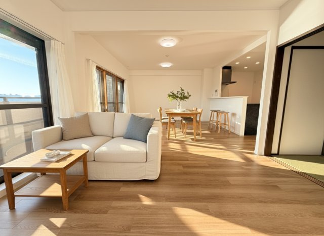 【居間・リビング】 | 【新規リフォーム】サーパス南千田橋 | 新しい部屋、新しいテーブル。ダウンライトのシャワーを浴びて輝く真新し食器。朝日がリビングを照らす中、おはようと笑顔のモーニングが始まる。