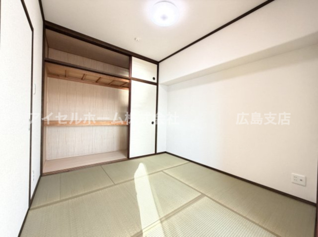 【和室】 | 【新規リフォーム】サーパス南千田橋 | リビング横の和室、ちょっとしたくつろぎスペースにいかがでしょうか。小さなお子さんのお昼寝スペースには丁度良いですね。来客時にも活躍しそうです。