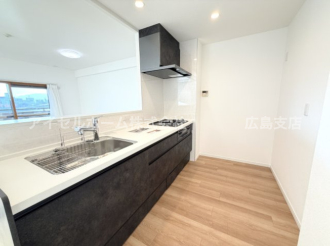 【キッチン】 | 【新規リフォーム】サーパス南千田橋 | 手料理を振る舞う喜び。瑞々しく新しいシステムキッチンを楽しみながつくるランチにディナー。家族、友人の満面の笑顔にもうすぐ会えます！