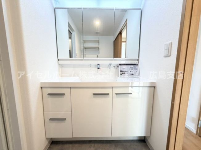 【独立洗面台】 | 【新規リフォーム】サーパス南千田橋 | 【パウダールーム】目覚めの良い時を迎え、自然と笑顔が生まれる場所でもあり、本来の自分を取り戻せる癒しの空間でもある。使いやすく、三面鏡を採用し、明るく仕上げました。毎日の気持ちも体もリフレッシュ！