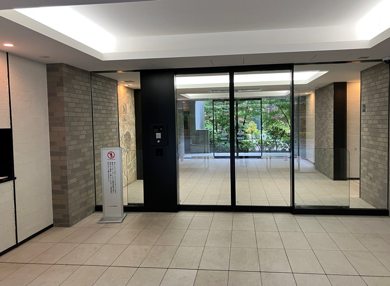 メイツ新川崎のエントランス