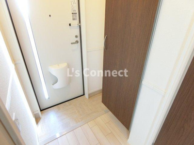 【玄関】 | メルヴェーユ黒須Ⅷ | 背の高い下駄箱で靴も収納できます。