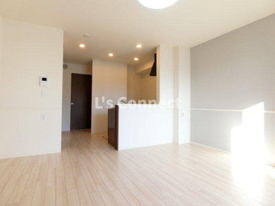 【居間・リビング】 | メルヴェーユ黒須Ⅷ | アクセントクロス仕様のＬＤＫ。