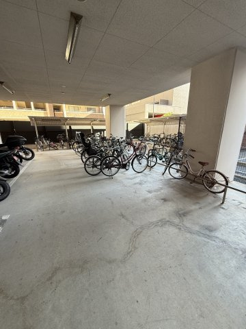 アプローズ薬院デュオイーストの駐車場