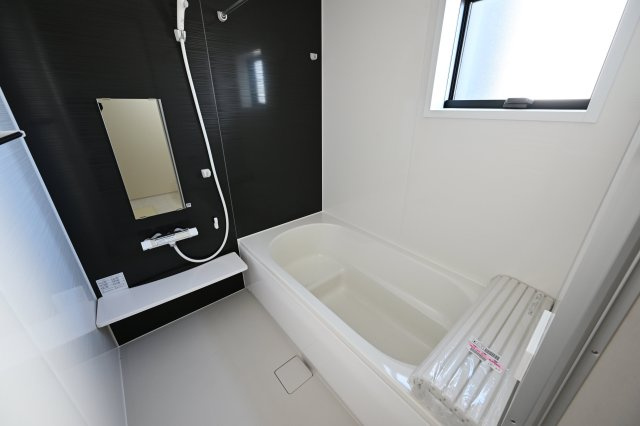 【浴室】 | 太田第14下田島町 一建設 3号棟 | 清潔感あるお風呂はフルオートバスでお湯張りもラクラク♪
お風呂は窓があるので換気もできます。