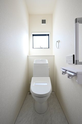 【トイレ】 | 太田第14下田島町 一建設 3号棟 | 暖房便座などがついた高機能シャワートイレです。