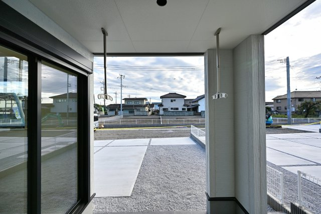 【バルコニー】 | 太田第14下田島町 一建設 3号棟 | 屋根付きのテラスとなっております。洗濯物を突然の雨から守ってくれます♪