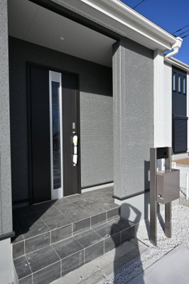 【玄関】 | 太田第14下田島町 一建設 3号棟 | 屋根付きの玄関は雨の日のぬれずに出入りすることができます！
ダブルロックドアで防犯性も◎