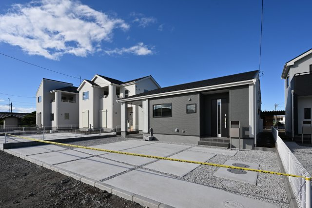 【駐車場】 | 太田第14下田島町 一建設 3号棟 | 並列駐車可能なカースペースです！お客様も遊びに来やすいですね♪