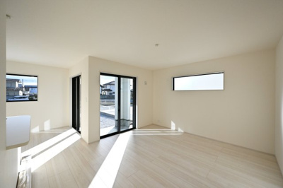 【居間・リビング】 | 太田第14下田島町 一建設 3号棟 | 広々としていて明るい日差しもたくさん入ってきます。家具を置いてもゆとりある空間となっております♪