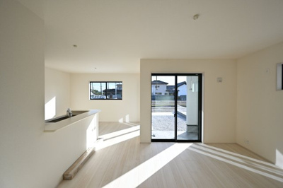 【居間・リビング】 | 太田第14下田島町 一建設 3号棟 | 白を基調とした明るいフローリングが印象的なリビング。
家族団らんの時間をゆったりお過ごしください♪