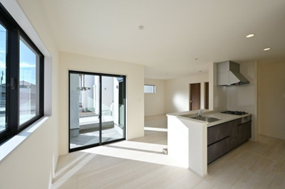 【居間・リビング】 | 太田第14下田島町 一建設 3号棟 | お友達を呼んでホームパーティーもできる広々ダイニングです♪