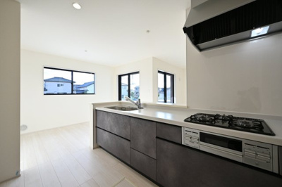 【キッチン】 | 太田第14下田島町 一建設 3号棟 | 人気の対面式キッチン。お食事の準備をしながらでもご家族とのコミュニケーションを楽しめます♪