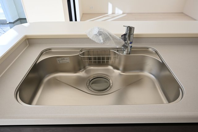 【キッチン】 | 太田第14下田島町 一建設 3号棟 | システムキッチンは女性目線で設計されており、シンクも広く使いやすい設計です♪