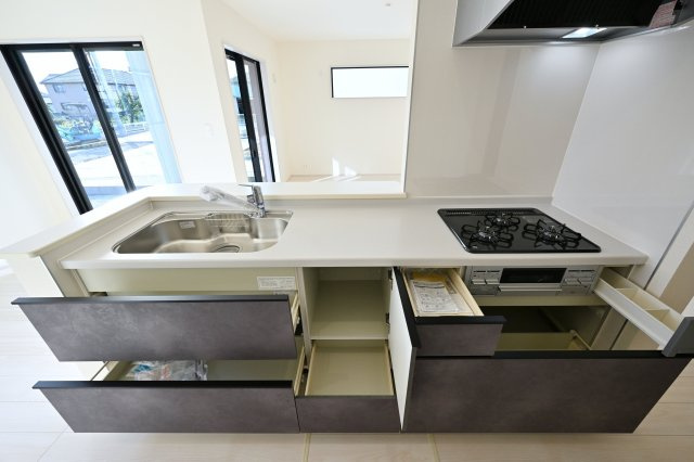 【キッチン】 | 太田第14下田島町 一建設 3号棟 | 家族並んで料理ができるワイドカウンターのキッチン♪ 
スライド収納でラクラク収納できます♪  