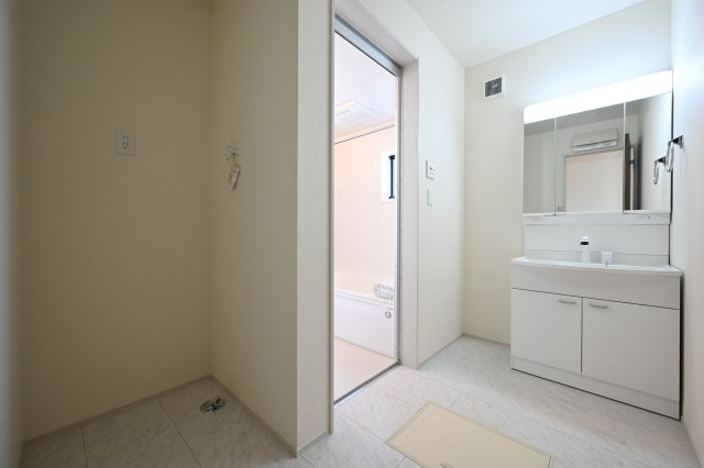 【独立洗面台】 | 太田第14下田島町 一建設 3号棟 | 3面鏡付きの洗面台は後ろが見えるのでヘアセットがバッチリ決まります！