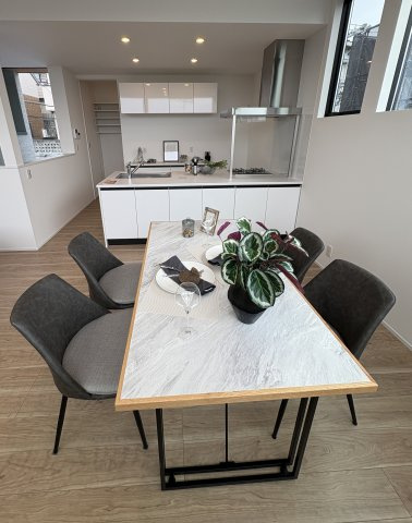 光と風が通う、仁川町の新築プロジェクトのダイニング