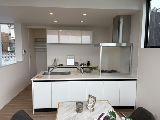 光と風が通う、仁川町の新築プロジェクトのダイニング