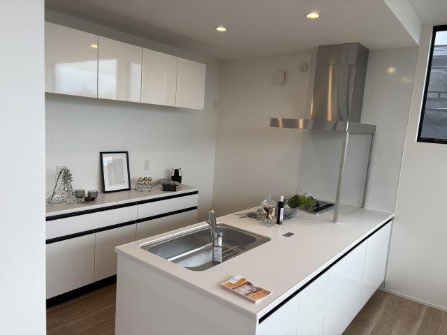 光と風が通う、仁川町の新築プロジェクトのキッチン