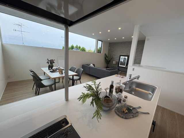 光と風が通う、仁川町の新築プロジェクトのキッチン