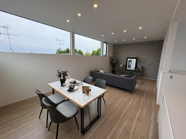 光と風が通う、仁川町の新築プロジェクトの居間・リビング