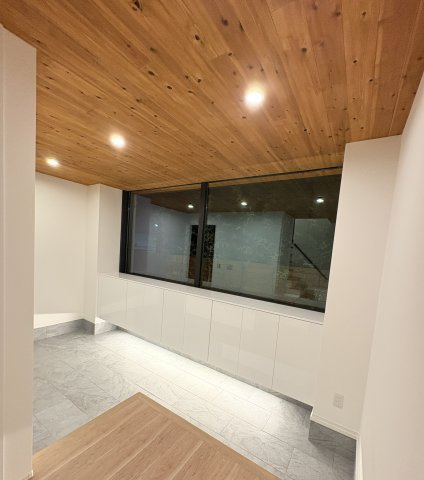 光と風が通う、仁川町の新築プロジェクトのエントランス