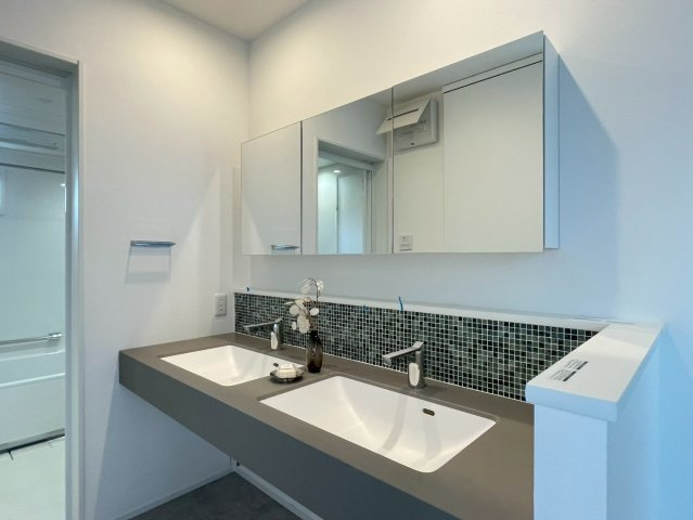 光と風が通う、仁川町の新築プロジェクトの洗面所