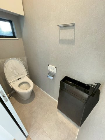 光と風が通う、仁川町の新築プロジェクトのトイレ