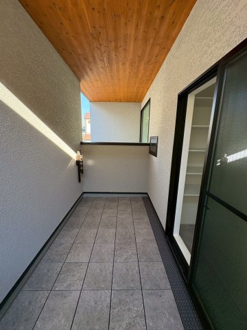 光と風が通う、仁川町の新築プロジェクトのバルコニー