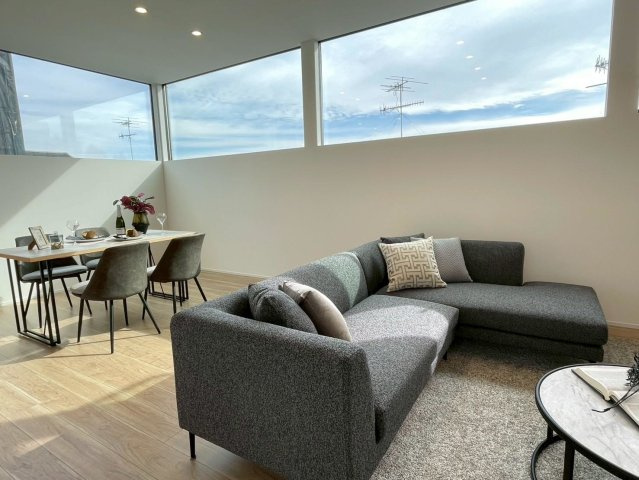 光と風が通う、仁川町の新築プロジェクトの居間・リビング