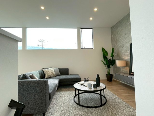 光と風が通う、仁川町の新築プロジェクトの居間・リビング