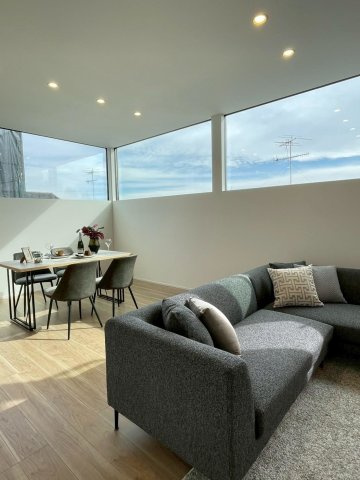 光と風が通う、仁川町の新築プロジェクトの居間・リビング