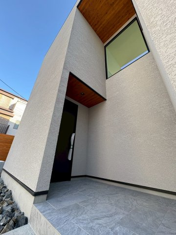 光と風が通う、仁川町の新築プロジェクトの玄関