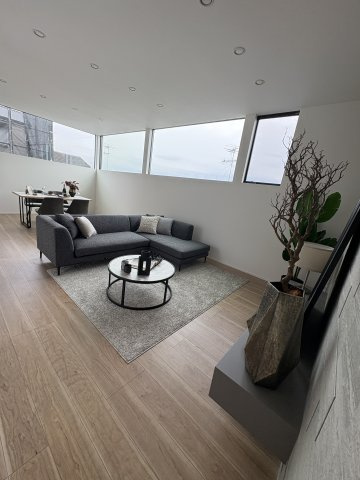 光と風が通う、仁川町の新築プロジェクトの居間・リビング