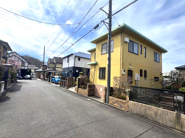 二宮町緑が丘2丁目　中古戸建の前面道路含む現地写真|前面道路含む現地写真です