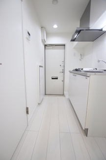 洋室からキッチンと玄関です