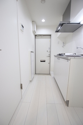 洋室からキッチンと玄関です